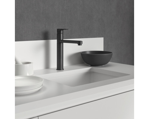 Schwarzer Waschtischarmatur auf weißem Waschtisch