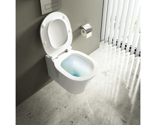 Wandhängendes Tiefspülklosett mit offenem Spülrand und WC-Sitz mit geöffnetem Deckel