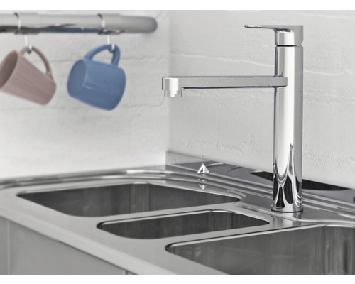 Küchenszene mit Spültischarmatur und Spülbecken