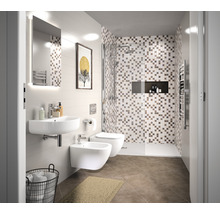 Helles Badezimmer mit Waschbecken, Toilette, Bidet und Mosaikfliesen