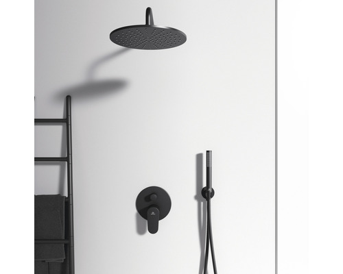 Robinet de douche avec douche de tête, douchette à main et flexible de douche devant un mur blanc