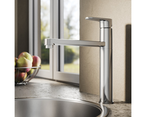 Küchenarmatur aus Metall neben einer Spüle