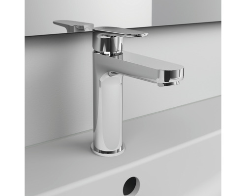 Mitigeur de lavabo brillant sur un lavabo