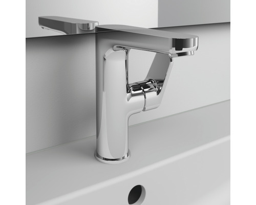 Mitigeur monocommande de lavabo brillant sur un lavabo blanc