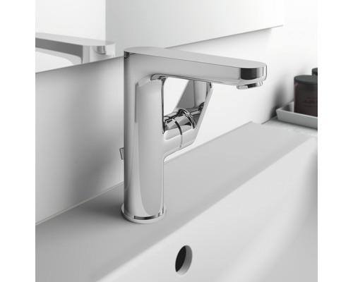 Robinet mitigeur monocommande en métal dans la salle de bain