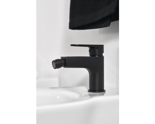 Robinet de bidet noir sur un lavabo