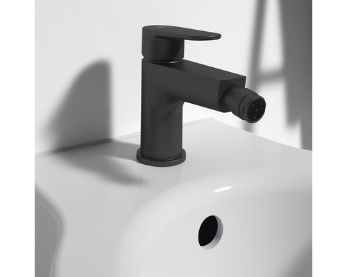 Robinet de bidet noir sur un lavabo