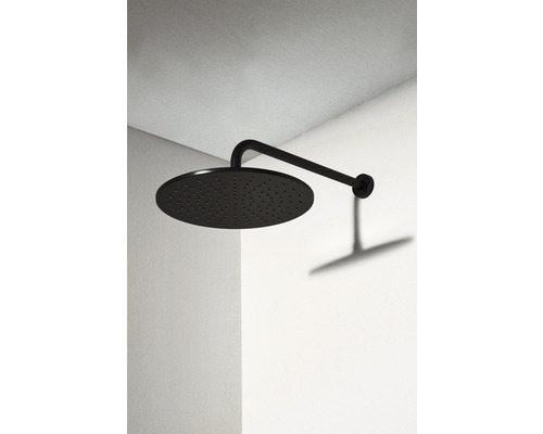 Schwarzer Duschkopf an der Wand