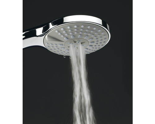 Pomme de douche à main avec jet d''eau en détail