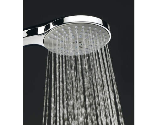 Douchette à main avec de l''eau qui coule.