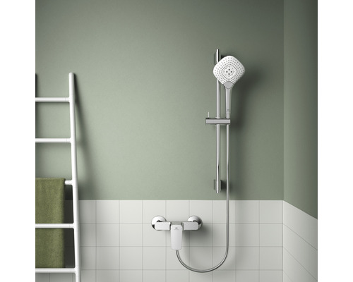 Duschset mit Handbrause, Duscharmatur und Handtuchhalter im Badezimmer