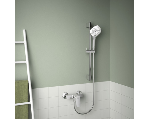 Duschstange mit Handbrause und Brauseschlauch im Badezimmer