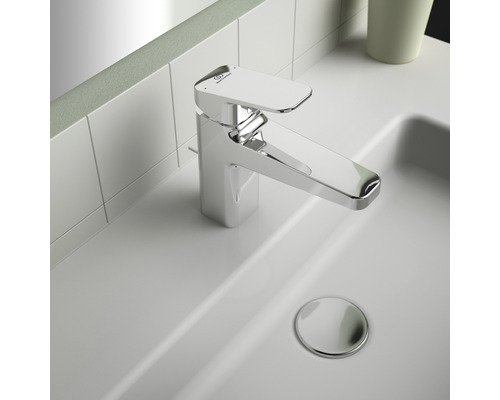 Waschtischarmatur aus Metall auf einem weißen Waschbecken