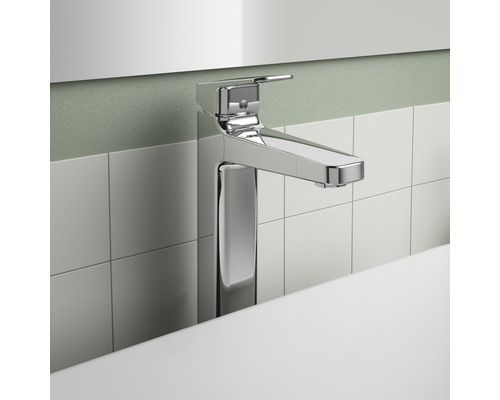 Mitigeur de lavabo chromé devant des carreaux