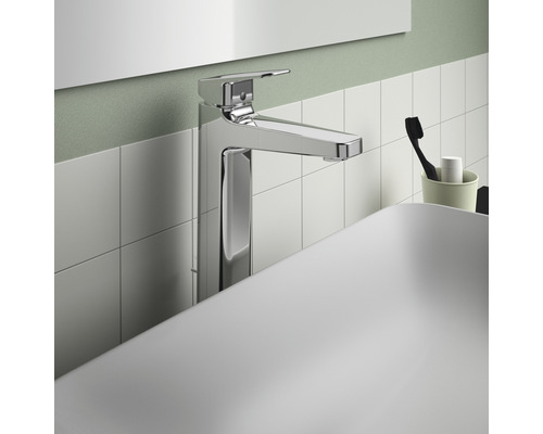 Mitigeur de lavabo chromé sur un lavabo