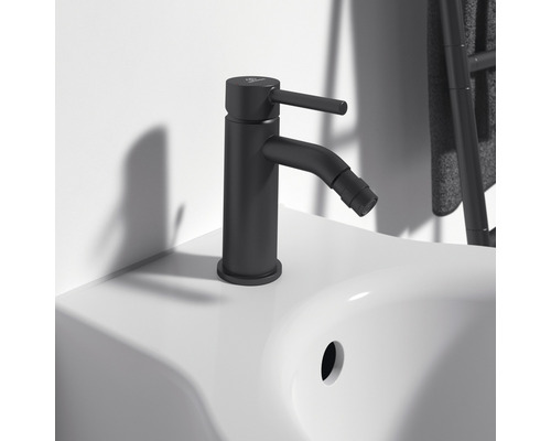 Robinet de bidet noir sur un lavabo blanc