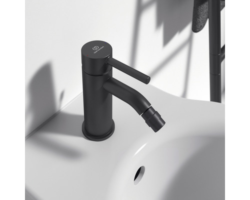 Robinet de bidet en finition mate sur un lavabo