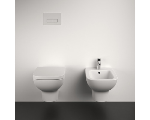 Ensemble de salle de bains moderne avec toilettes, bidet et plaque de déclenchement du réservoir