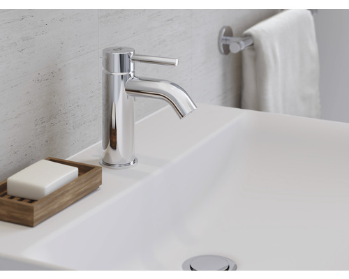 Lavabo de salle de bain avec mitigeur monocommande chromé et savon