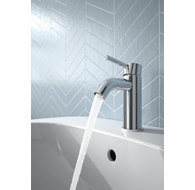Robinet en métal sur un lavabo avec de l''eau qui coule
