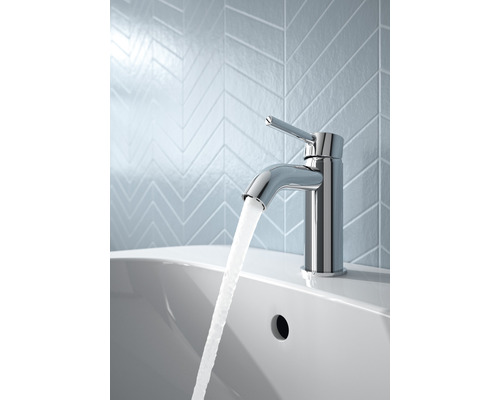 Robinet en métal sur un lavabo avec de l''eau qui coule