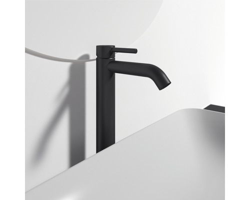 Schwarze Waschtischarmatur auf einem Waschbecken