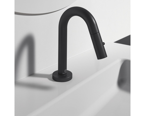 Schwarze Waschtischarmatur auf einem Waschbecken