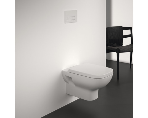 WC suspendu avec plaque de commande dans une salle de bains.