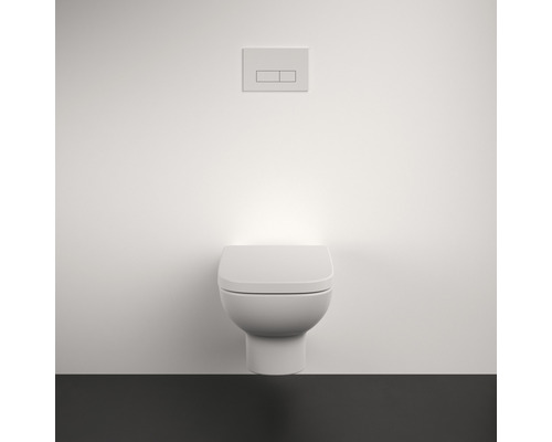 Wandhängendes WC mit Betätigungsplatte für die Spülung