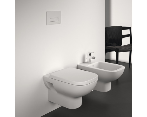 WC suspendu et bidet avec bouton de chasse d''eau dans une salle de bains