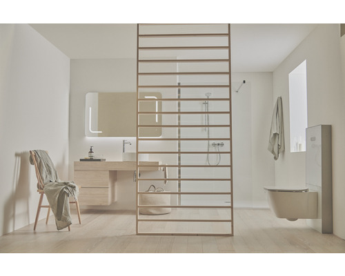 Salle de bains avec lavabo, miroir, toilettes et séparateur de pièce