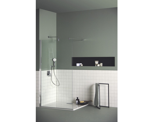 Modernes Badezimmer mit Duschkabine, weißen Fliesen und dunklem Regal