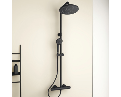 Colonne de douche noire avec douche de tête et douchette pour la salle de bain.