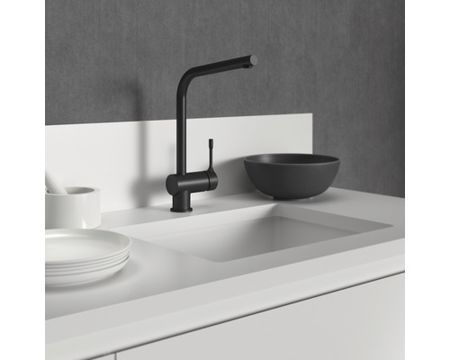 Schwarze Küchenarmatur auf einer Spüle