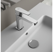 Robinet de lavabo en métal sur un lavabo