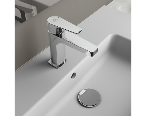 Robinet de lavabo en métal sur un lavabo