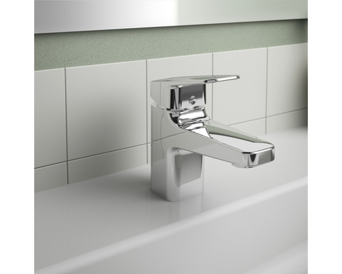 Robinet de lavabo sur un lavabo