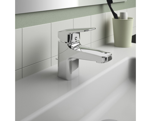 Robinet de lavabo dans la salle de bain sur lavabo