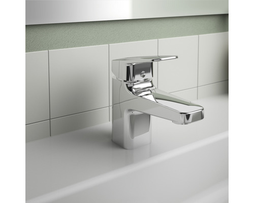 Robinet de lavabo dans la salle de bain