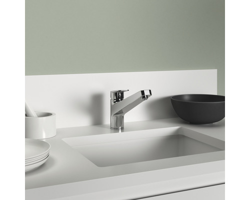 Küchenspüle mit Armatur und Geschirr