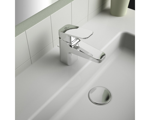 Robinet brillant sur un lavabo avec bouchon de vidange