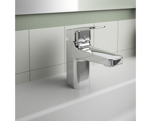 Robinet de lavabo en métal sur un lavabo