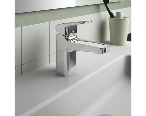 Mitigeur de lavabo brillant dans la salle de bain