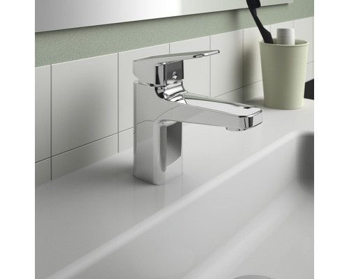 Robinet de lavabo en métal sur un lavabo