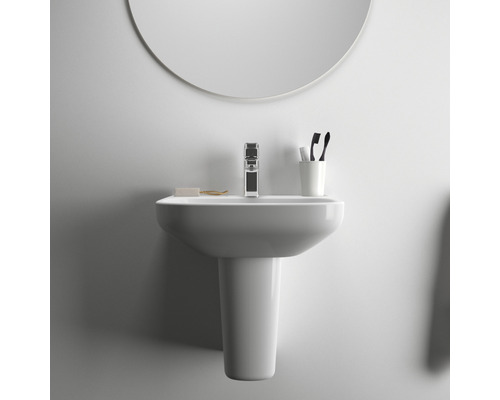 Lavabo avec robinet et miroir rond dans la salle de bain