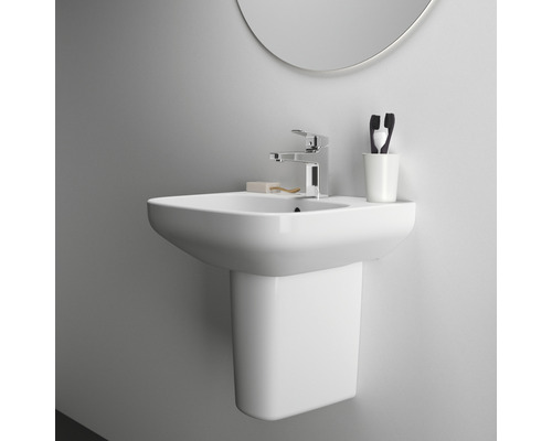 Vasque avec robinetterie et étagère dans salle de bain