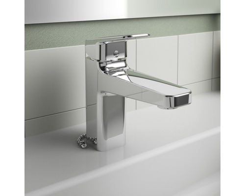 Robinet de lavabo brillant sur un lavabo