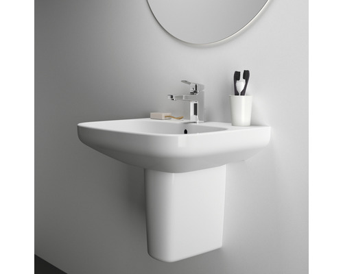 Lavabo avec robinet, savon et brosses à dents dans une salle de bain lumineuse