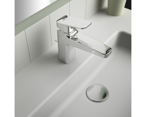 Robinet de lavabo sur un lavabo blanc