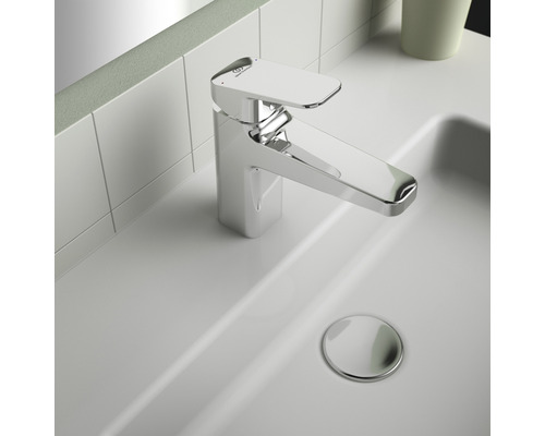 Auf einem Waschbecken ist eine Armatur mit Ideal Standard Logo zu sehen.